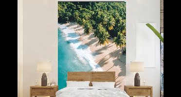 Behang - Fotobehang Tropisch - Strand - Water - Palmbomen - Breedte 145 cm x hoogte 220 cm