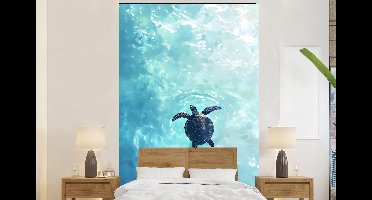 Behang - Fotobehang Schildpad - Zee - Blauw - Schittering - Breedte 145 cm x hoogte 220 cm