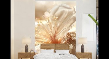 Behang - Fotobehang Bloem - Wit - Glitter - Goud - Modern - Breedte 145 cm x hoogte 220 cm