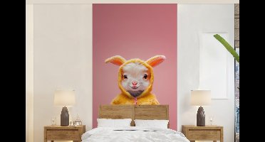 Behang - Fotobehang Kostuum - Geitje - Paashaas - Breedte 120 cm x hoogte 240 cm