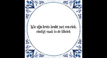 Tegeltje met Spreuk (Tegeltjeswijsheid): Wie zijn kruis krabt met een riek, eindigt vaak in de kliniek + Kado verpakking & Plakhanger