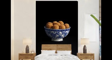 Behang - Fotobehang Delfts blauw - Bitterballen - Holland - Schaal - Breedte 145 cm x hoogte 220 cm