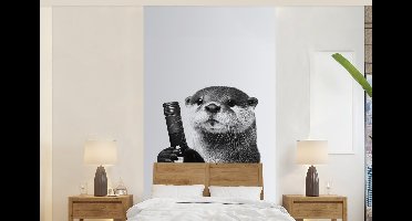 Behang - Fotobehang Wijnfles - Otter - Zwart - Breedte 120 cm x hoogte 240 cm