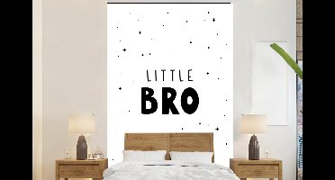 Behang kinderen - Kinderkamer decoratie - Quotes - Little bro - Spreuken - Jongens - Kinderen - Kinderkamer - 145x220 cm - Wanddecoratie Jongenskamer