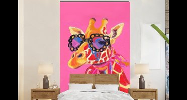 Behang - Fotobehang Giraf - Roze - Bril - Sjaal - Breedte 160 cm x hoogte 240 cm