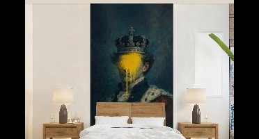 Behang - Fotobehang Koning - Portret - Druipende gele verf - Breedte 120 cm x hoogte 240 cm