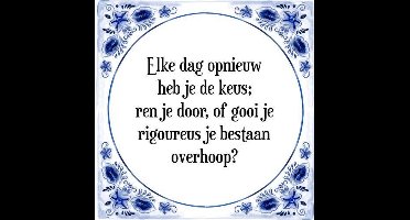 Tegeltje met Spreuk (Tegeltjeswijsheid): Elke dag opnieuw heb je de keus; ren je door, of gooi je rigoureus je bestaan overhoop? + Kado verpakking & Plakhanger
