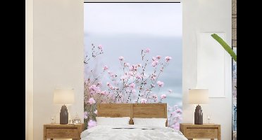 Behang - Fotobehang Klif - Bloemen - Zee - Roze - Breedte 145 cm x hoogte 220 cm