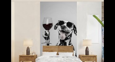 Behang - Fotobehang Zonnebril - Dalmatiër - Wijnglas - Tong - Breedte 120 cm x hoogte 240 cm