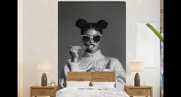 Behang - Fotobehang Vrouw - Pasta - Zonnebril - Breedte 145 cm x hoogte 220 cm