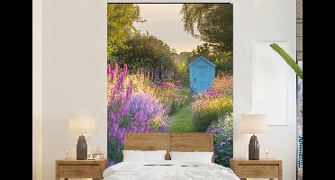 Behang - Fotobehang Tuinhuisje - Blauw - Bloemen - Breedte 160 cm x hoogte 240 cm
