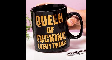Queen of Fucking Everything XL Mok - 850 ml - Zwart Keramiek met Gouden Letters - Grappige Koffiemok - Vaatwasserbestendig - Perfect Cadeau voor Koffie- en Theeliefhebbers