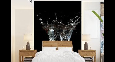 Behang - Fotobehang Aardbeien - Fruit - Water - Zwart - Rood - Breedte 160 cm x hoogte 220 cm