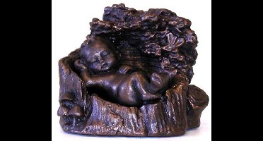 Baby liggend in een boom stronk - 8x7x8 cm - Neolith - Brons kleurig - Gezins beeld