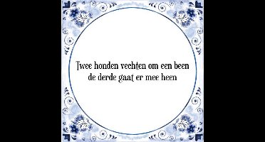 Tegeltje met Spreuk (Tegeltjeswijsheid): Twee honden vechten om een been de derde gaat er mee heen + Kado verpakking & Plakhanger