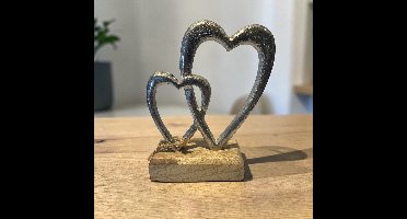 Zilveren Harten decoratie op houten voet - 18 cm hoog – Liefdevol cadeau voor Moederdag of jubileum - Valentijn cadeau - vaderdag