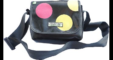 green-goose® Schoudertas Jalan Multicolor | Upcycled Vrachtwagenzeil | Stevig en Duurzaam | 18x22x9 cm | Gerecycled Materiaal uit Europa