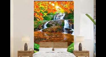 Behang - Fotobehang Natuur - Waterval - Stenen - Mos - Bladeren - Groen - Breedte 145 cm x hoogte 220 cm