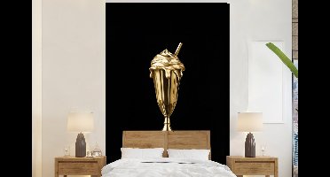 Behang - Fotobehang Milkshake - Goud - Drinken - Zwart - Breedte 160 cm x hoogte 240 cm