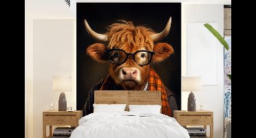 Behang - Fotobehang Schotse hooglander - Bril - Sjaal - Dier - Breedte 160 cm x hoogte 220 cm