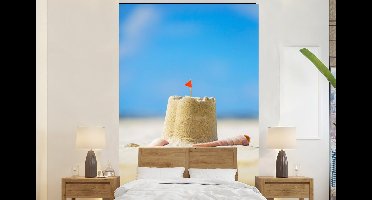 Behang - Fotobehang Zandkasteel - Strand - Schelpen - Zomer - Breedte 145 cm x hoogte 220 cm