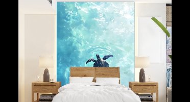 Behang - Fotobehang Schildpad - Zee - Blauw - Schittering - Breedte 160 cm x hoogte 220 cm