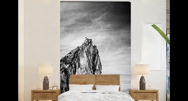 Behang - Fotobehang Berg - Natuur - Klimmen - Zwart wit - Breedte 145 cm x hoogte 220 cm