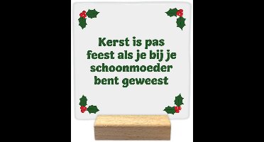 Kerst decoratie tegel met tekst- Kerst is pas feest als je bij je schoonmoeder bent geweest - keramisch - 10x10 cm - inclusief houder