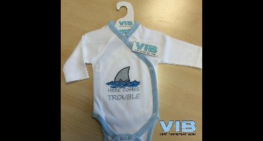 VIB® - Rompertje (overslag) Luxe Katoen - Here comes Trouble (Wit) - Babykleertjes - romper - rompertjes - rompertjes met tekst - baby cadeau - baby aankondiging - overslagromper