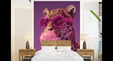 Behang - Fotobehang Panter - Zonnebril - Kauwgombel - Roze - Breedte 160 cm x hoogte 220 cm