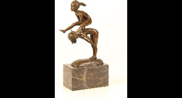 EEN BRONZEN BEELD MET 2 KINDEREN AAN HET BOKSPRINGEN