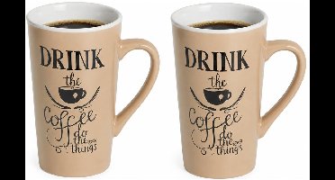 Secret de Gourmet hoge koffie mok / beker met oor - 2x - beige - keramiek - 500 ml - koffie print - servies - warme dranken