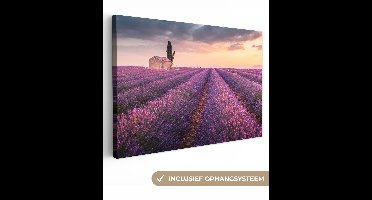 OneMillionCanvasses - Canvas schilderij - Lavendel - Schuur - Bloemen - Zonsondergang - Canvas natuur - Foto op canvas - 90x60 cm - Muurdecoratie - Slaapkamer