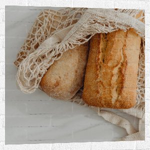 Muursticker - Verse Broodjes in Gehaakt Tasje - 80x80 cm Foto op Muursticker