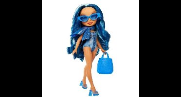 Rainbow High Swim & Style - Gewrichtsmodepop 27 cm - Skyler (Blauw) - Badpak + Pareo - vanaf 4 jaar