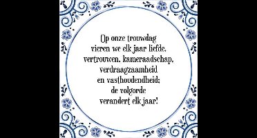 Tegeltje met Spreuk (Tegeltjeswijsheid): Op onze trouwdag vieren we elk jaar liefde, vertrouwen, kameraadschap, verdraagzaamheid en vasthoudendheid; de volgorde verandert elk jaar! + Kado verpakking & Plakhanger