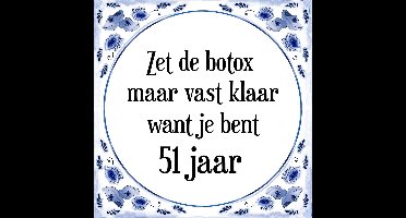 Verjaardag Tegeltje met Spreuk (51 jaar: Zet de botox maar vast klaar, want je bent 51 jaar + cadeau verpakking & plakhanger
