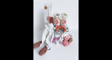 Luiertaart | Meisjes | Handgemaakte bijtring | Handgemaakte Babyslofjes | | Haarclip | Haarband | Speenkoord | Knisperkonijn | Pampers luiers | Kraamcadeau | Babyshower | Maminobaby.nl