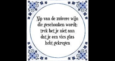 Tegeltje met Spreuk (Tegeltjeswijsheid): Nip van de zuivere wijn die geschonken wordt; trek het je niet aan dat je een vies glas hebt gekregen + Kado verpakking & Plakhanger