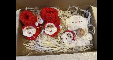 Maminobaby.nl baby geschenkset jongens/meisjes | Kerstman | Handgemaakt | Gebreide babyslofjes | Speenkoord | Kraamcadeu | Babyshower