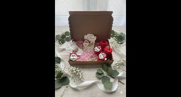 Maminobaby.nl baby geschenkset meisjes | Kerstman - Handgemaakt | Gebreide babyslofjes | Speenkoord | Haarclip | Kraamcadeu | Babyshower