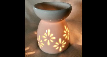 Oliebrander in wit keramiek met uitgesned（Met de hand gemaakt）en bloemen 9x7,5x7cm Aromabrander voor geurolie of wax smelt