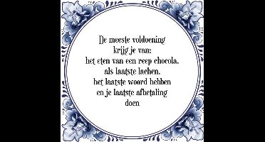 Tegeltje met Spreuk (Tegeltjeswijsheid): De meeste voldoening krijg je van; het eten van een reep chocola, als laatste lachen, het laatste woord hebben en je laatste afbetaling doen + Kado verpakking & Plakhanger