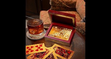 MikaMax Gouden Luxe Speelkaarten - Pokerkaarten - Incl. houten Bewaardoos - 54 Waterdichte Kaarten - Complete Set - Kaartspellen