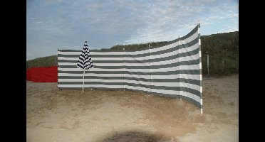 Strand Windscherm 6 meter dralon Grijs/Wit met houten stokken.