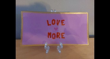 leuk bordje met de tekst : love more