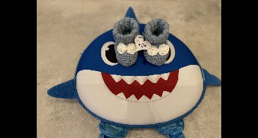 Maminobaby.nl - Handgemaakte gehaakte Babyslofjes met Baby Shark Rugzak