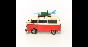 Miniatuurmodel rode bus met surfplank