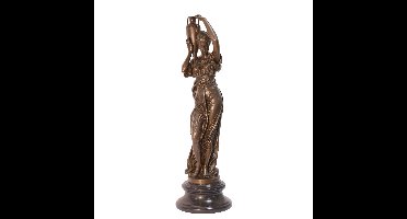 BRONZEN BEELD VAN HEBE MET URN